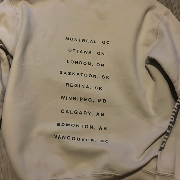 It’s a Thomas Rhett tour sweater - Picture 2 of 3